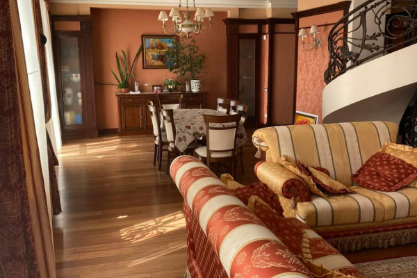 Отдельно стоящее здание в историческом центре Львова